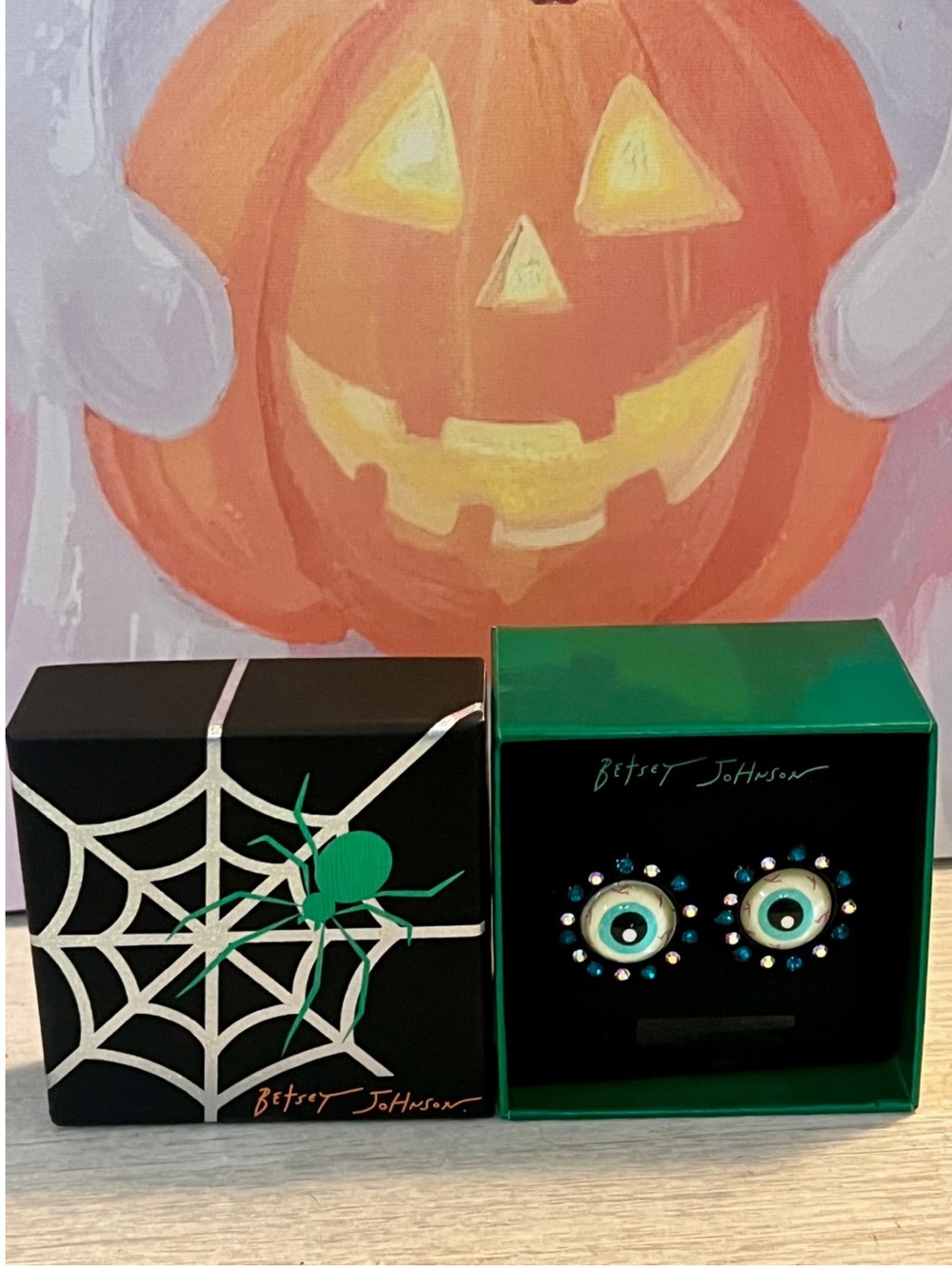 Betsey Johnson Halloween Glow in the Dark Eyeball Stud Earrings NIB 👁️🎃